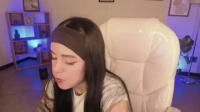 Nicole Foxx  online show from 11/25/25, 07:47