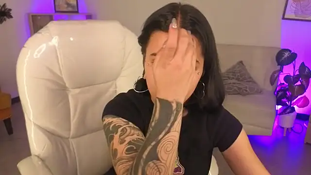 Nicole Foxx  online show from 11/30/25, 03:27