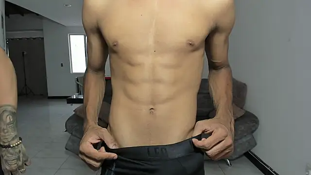 hotlittleones18 online show from 10/31/25, 08:54