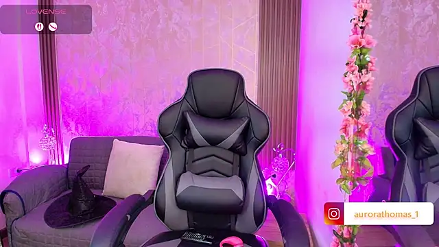 Snapshot of Aurora_thomas__1 chatting on 10/18/25, 10:32 Aurora thomas 1 online show from 10/18/25, 10:32