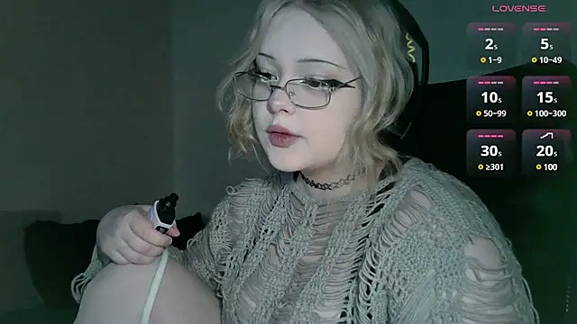 Snapshot of Electro_doll chatting on 02/16/25, 11:05 Electro doll online show from 02/16/25, 11:05