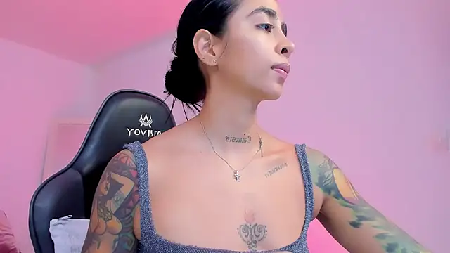 sophierooy22 online show from 06/05/26, 02:01