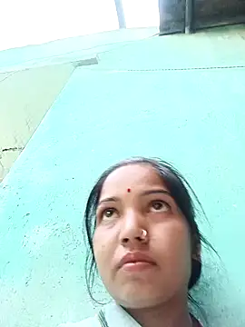 Snapshot of Bhuvi_Bedi chatting on 02/02/25, 11:51 Bhuvi Bedi online show from 02/02/25, 11:51