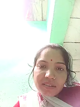 Snapshot of Bhuvi_Bedi chatting on 02/04/25, 10:00 Bhuvi Bedi online show from 02/04/25, 10:00