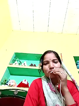 Snapshot of Bhuvi_Bedi chatting on 02/08/25, 12:28 Bhuvi Bedi online show from 02/08/25, 12:28