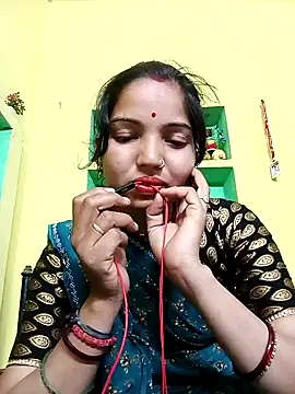 Snapshot of Bhuvi_Bedi chatting on 02/12/25, 03:38 Bhuvi Bedi online show from 02/12/25, 03:38