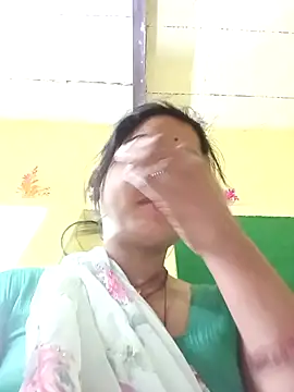 Snapshot of Bhuvi_Bedi chatting on 02/23/25, 10:42 Bhuvi Bedi online show from 02/23/25, 10:42