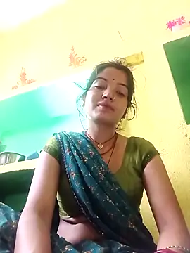 Snapshot of Bhuvi_Bedi chatting on 02/26/25, 11:48 Bhuvi Bedi online show from 02/26/25, 11:48