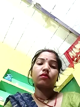 Snapshot of Bhuvi_Bedi chatting on 03/04/25, 11:32 Bhuvi Bedi online show from 03/04/25, 11:32