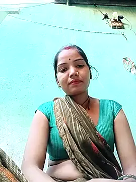 Snapshot of Bhuvi_Bedi chatting on 03/05/25, 12:11 Bhuvi Bedi online show from 03/05/25, 12:11