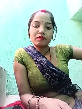 Snapshot of Bhuvi_Bedi chatting on 03/08/25, 05:49 Bhuvi Bedi online show from 03/08/25, 05:49