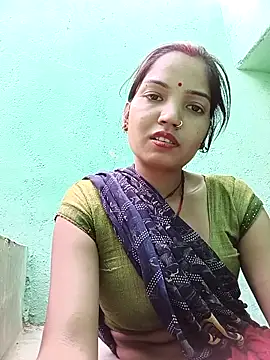 Snapshot of Bhuvi_Bedi chatting on 03/08/25, 10:11 Bhuvi Bedi online show from 03/08/25, 10:11