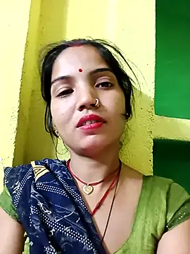 Snapshot of Bhuvi_Bedi chatting on 03/08/25, 04:28 Bhuvi Bedi online show from 03/08/25, 04:28