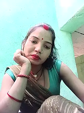 Snapshot of Bhuvi_Bedi chatting on 03/11/25, 06:10 Bhuvi Bedi online show from 03/11/25, 06:10