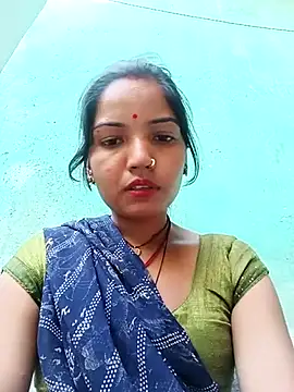 Snapshot of Bhuvi_Bedi chatting on 03/12/25, 11:42 Bhuvi Bedi online show from 03/12/25, 11:42