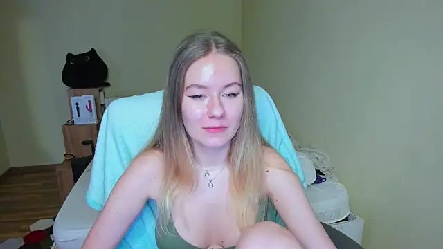 Snapshot of EmilyPaw chatting on 03/08/25, 10:43 EmilyPaw online show from 03/08/25, 10:43