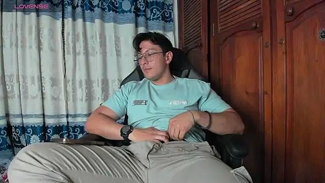 Snapshot of Amon__ashford chatting on 03/18/26, 01:53 Amon ashford online show from 03/18/26, 01:53