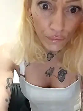 Snapshot of Malessia12 chatting on 01/24/25, 06:25 Malessia12 online show from 01/24/25, 06:25