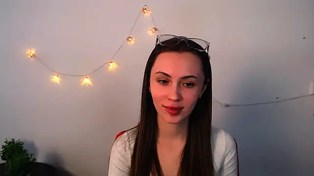 Snapshot of Nikonara_Love chatting on 04/20/26, 08:39 Nikonara Love online show from 04/20/26, 08:39
