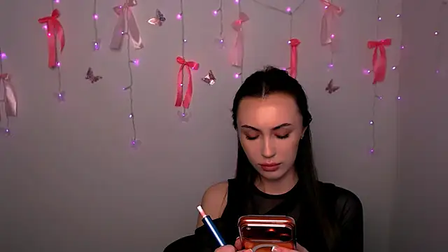Snapshot of Nikonara_Love chatting on 04/22/26, 02:07 Nikonara Love online show from 04/22/26, 02:07