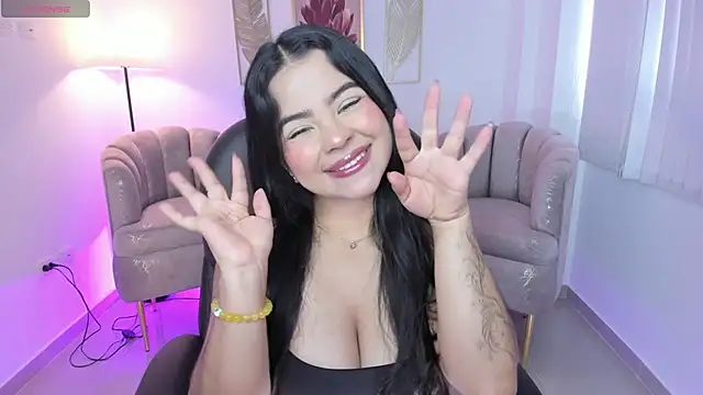 Snapshot of Layla_Breezee chatting on 11/23/25, 12:05 Layla Breezee online show from 11/23/25, 12:05