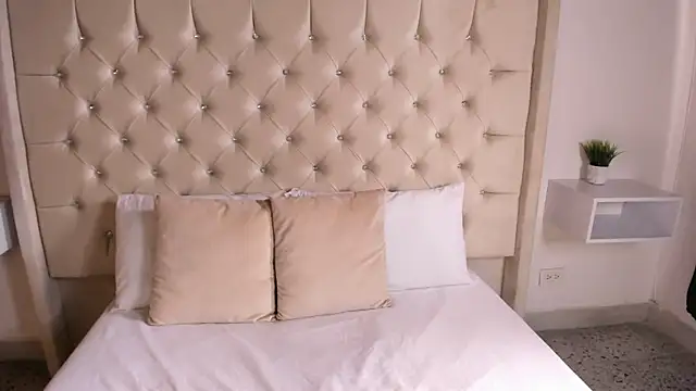 bella bloomg online show from 03/21/25, 07:13