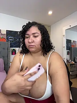 Snapshot of KarlaWild chatting on 10/27/25, 04:22 KarlaWild online show from 10/27/25, 04:22