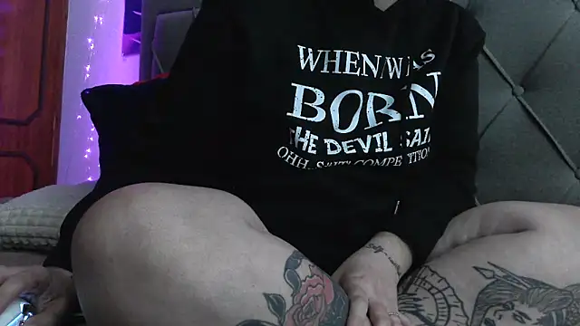 Snapshot of bunnyfox420 chatting on 12/15/25, 06:23 bunnyfox420 online show from 12/15/25, 06:23