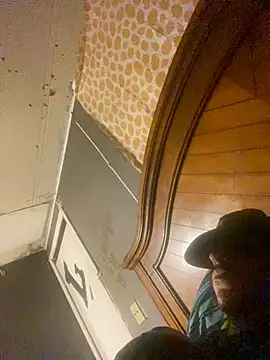 Snapshot of TwoTone1211 chatting on 02/22/25, 01:46 TwoTone1211 online show from 02/22/25, 01:46