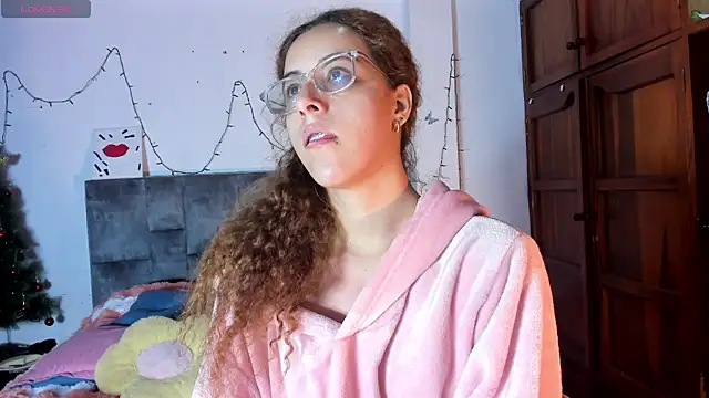 Snapshot of Isangel_ chatting on 01/12/26, 05:45 Isangel online show from 01/12/26, 05:45