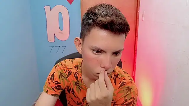 Snapshot of Alexxx_lov chatting on 05/19/26, 12:22 Alexxx lov online show from 05/19/26, 12:22