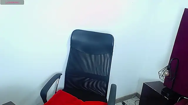 Snapshot of CamiilaReyes chatting on 02/07/25, 10:52 CamiilaReyes online show from 02/07/25, 10:52