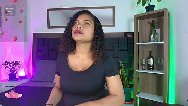 Snapshot of CamiilaReyes chatting on 04/10/26, 03:17 CamiilaReyes online show from 04/10/26, 03:17