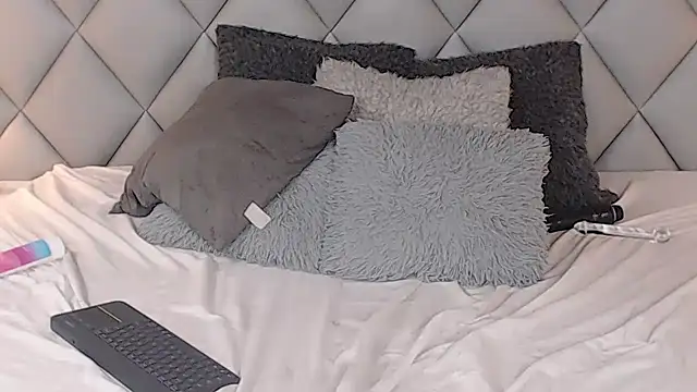 Snapshot of LalyCastro chatting on 02/17/25, 01:25 LalyCastro online show from 02/17/25, 01:25