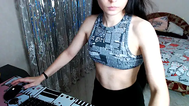 Snapshot of Kriss_brunette_5 chatting on 01/15/26, 04:00 Kriss brunette 5 online show from 01/15/26, 04:00