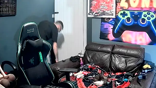 Snapshot of HuffedAdvocate chatting on 11/18/25, 07:07 HuffedAdvocate online show from 11/18/25, 07:07