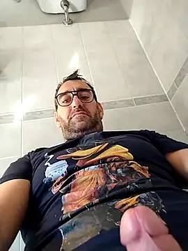 Snapshot of Hardasanut chatting on 10/13/25, 10:37 Hardasanut online show from 10/13/25, 10:37