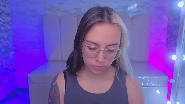 Hela v online show from 11/17/25, 08:14