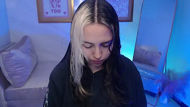 Hela v online show from 11/18/25, 12:20