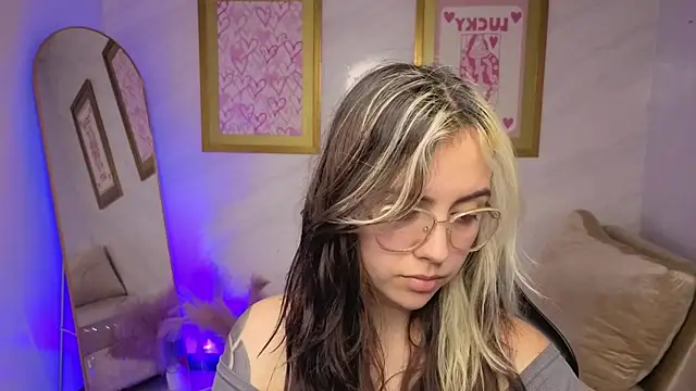 Hela v online show from 12/04/25, 08:06