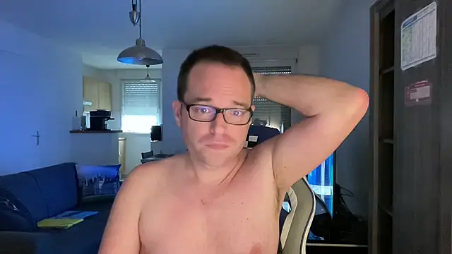 Snapshot of Funnyjul31 chatting on 03/15/25, 01:40 Funnyjul31 online show from 03/15/25, 01:40