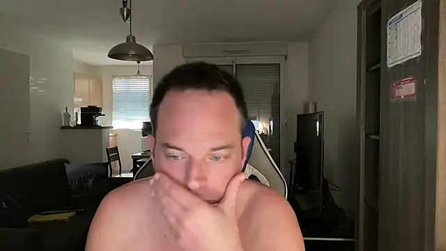 Snapshot of Funnyjul31 chatting on 03/21/25, 05:34 Funnyjul31 online show from 03/21/25, 05:34