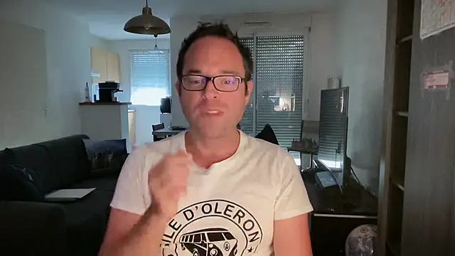 Snapshot of Funnyjul31 chatting on 10/09/25, 10:13 Funnyjul31 online show from 10/09/25, 10:13
