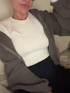 Snapshot of Phoebe_Lily chatting on 10/12/25, 07:24 Phoebe Lily online show from 10/12/25, 07:24