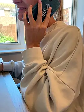 Snapshot of Phoebe_Lily chatting on 10/15/25, 08:47 Phoebe Lily online show from 10/15/25, 08:47