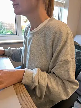 Snapshot of Phoebe_Lily chatting on 10/22/25, 07:52 Phoebe Lily online show from 10/22/25, 07:52