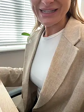 Snapshot of Phoebe_Lily chatting on 10/28/25, 02:42 Phoebe Lily online show from 10/28/25, 02:42