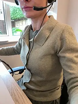 Snapshot of Phoebe_Lily chatting on 10/29/25, 10:17 Phoebe Lily online show from 10/29/25, 10:17