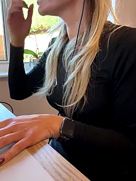 Phoebe Lily online show from 11/24/25, 09:42