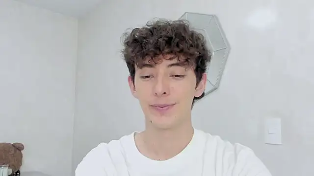 Snapshot of miketwink chatting on 01/18/26, 07:39 miketwink online show from 01/18/26, 07:39